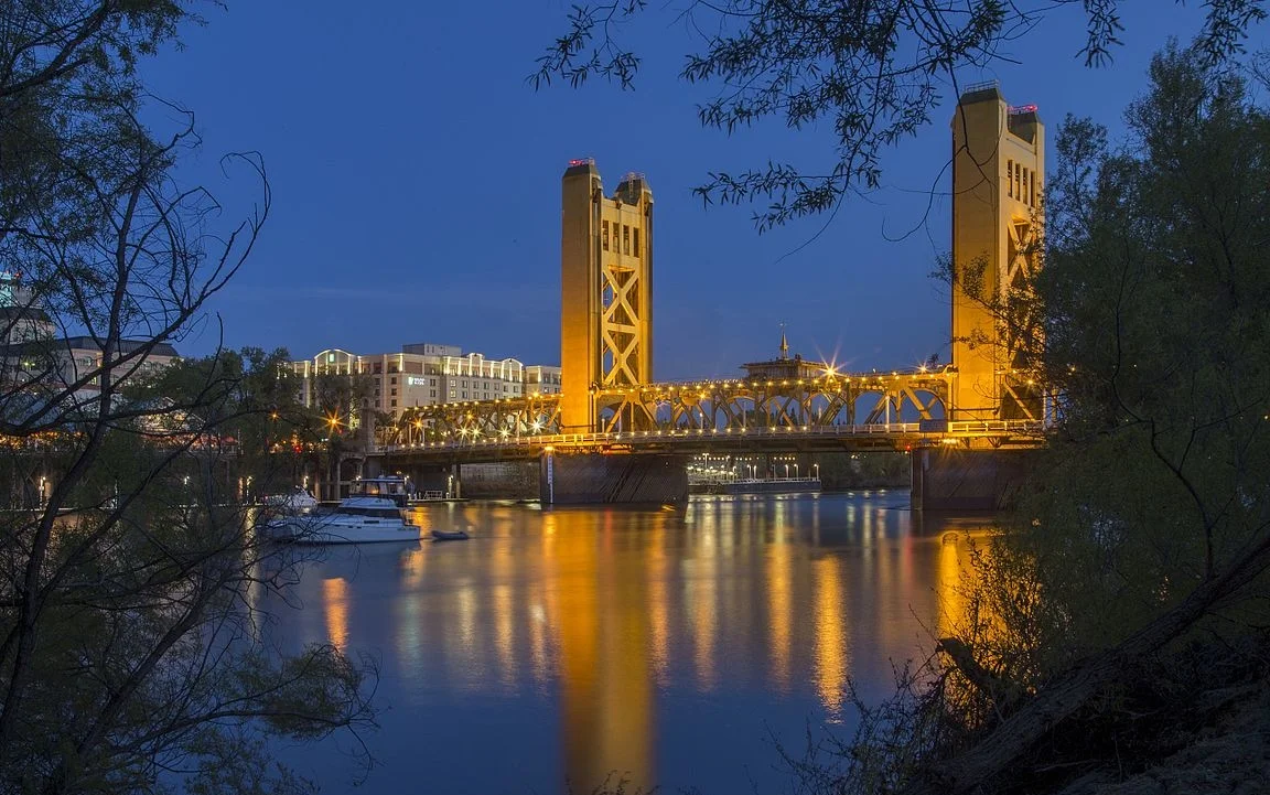 Nighttime_Tower_Bridge_Sacramento_California.jpg