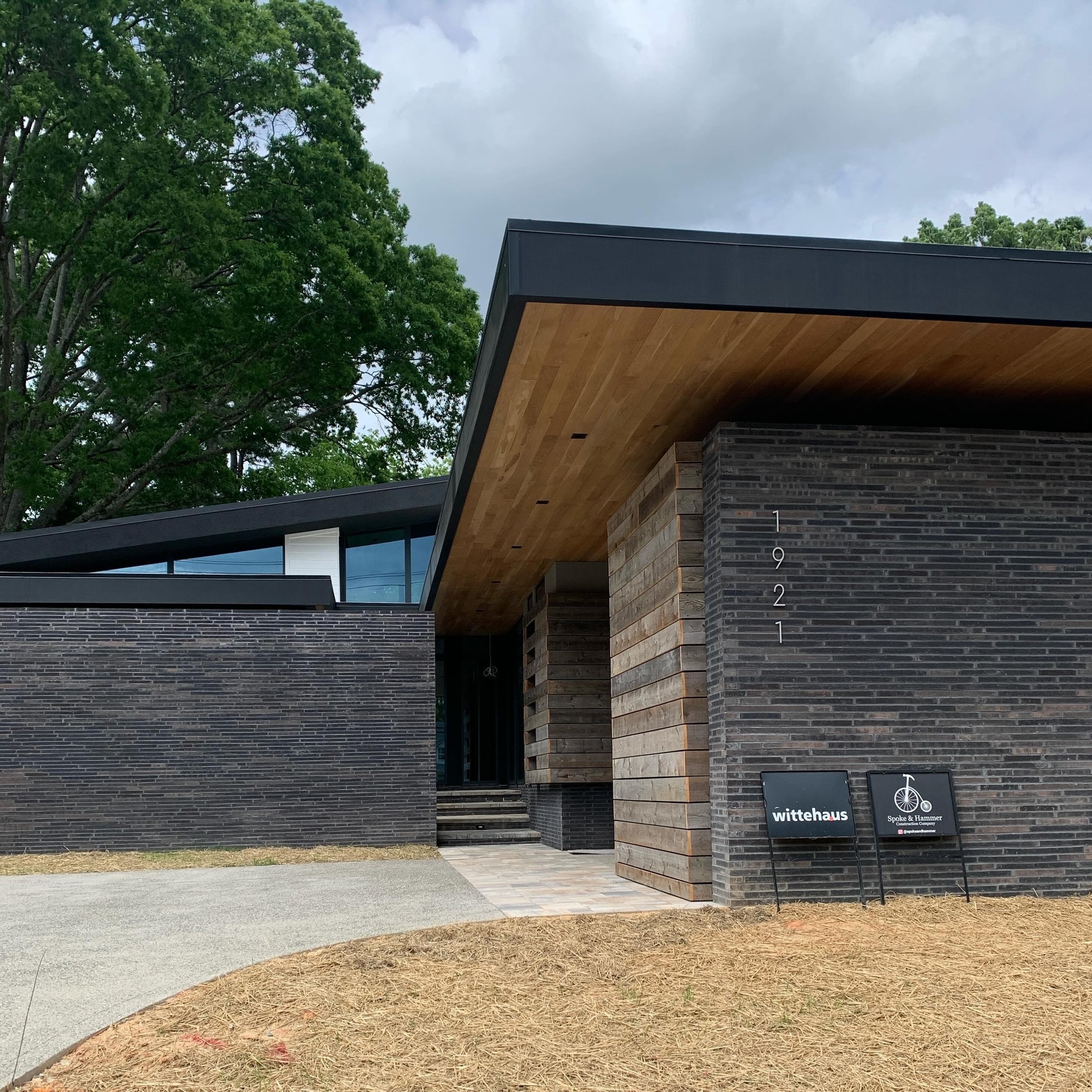 House Built. Homeowners Unpacked. Bliss Aplenty. Next up: making the landscaping pop with Landscape Architect Ric Solow.
..
slideshow: #cohendavisresidence #plazamidwood #charlottehomes 
..
build: @spokeandhammer 
interiors and built-ins: @fine.grit 