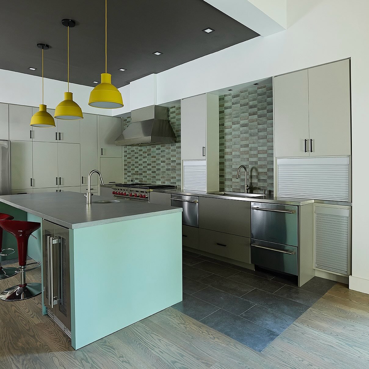 Where is Waldo? How many secret compartments can you spot closed and opened in the kitchen of our Bhat Residence on Lake Wylie?
..
build: @spokeandhammer 
..
slideshow: #bhatresidence #modernhomes #homeconstruction #construction #homedesign #kitchend
