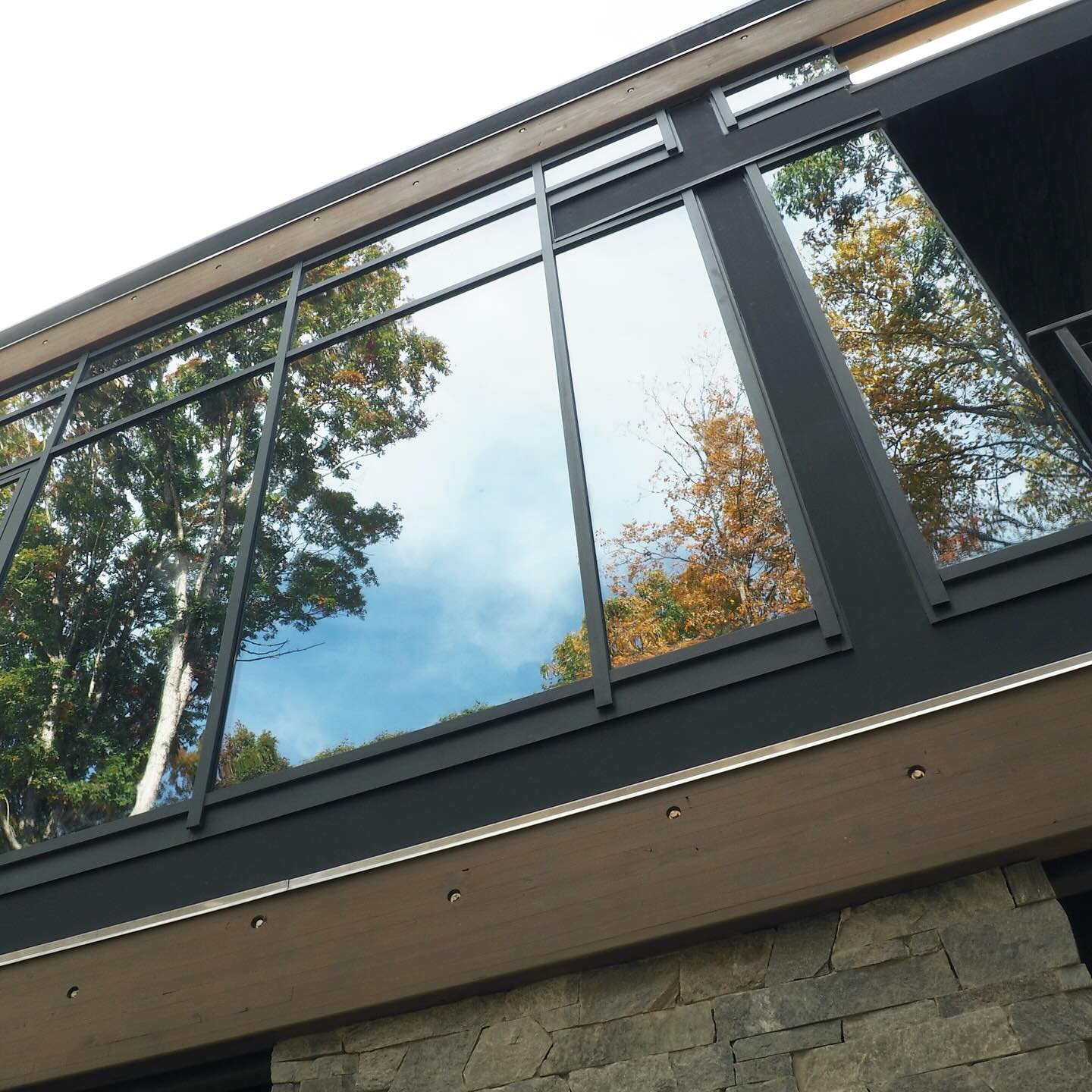 Last days of fall foliage to be enjoyed by our clients at the Gerend&aacute;k residence in Charlotte, NC. They are elevated right into the tree tops. Their couch is enveloped by leaves!
..
slideshow: #gerend&aacute;k #modernhome #homedesign #netzeroh