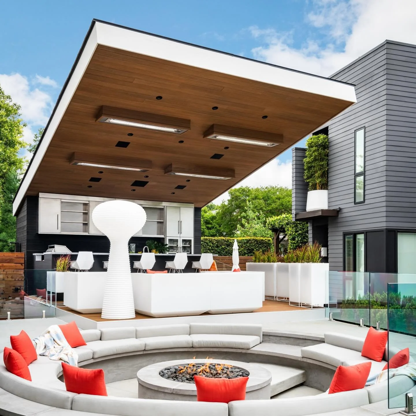 A major streaming series took note of our Gillingham Strauss residence with its ambitious backyard pavilion to shoot a few blissful domestic scenes. Let&rsquo;s see if we make it onto the silver screen! 🤩
..
👉👉 follow the link to our homes in our 