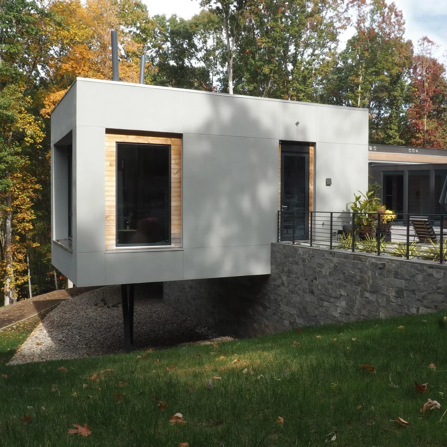We stick you into nature! The studio of our Gerend&aacute;k residence slips over a stone edge into the trees overlooking a lake. An office for now it can turn into an autonomous guest suite at any time. With a pool on one side and floor-to-ceiling wi