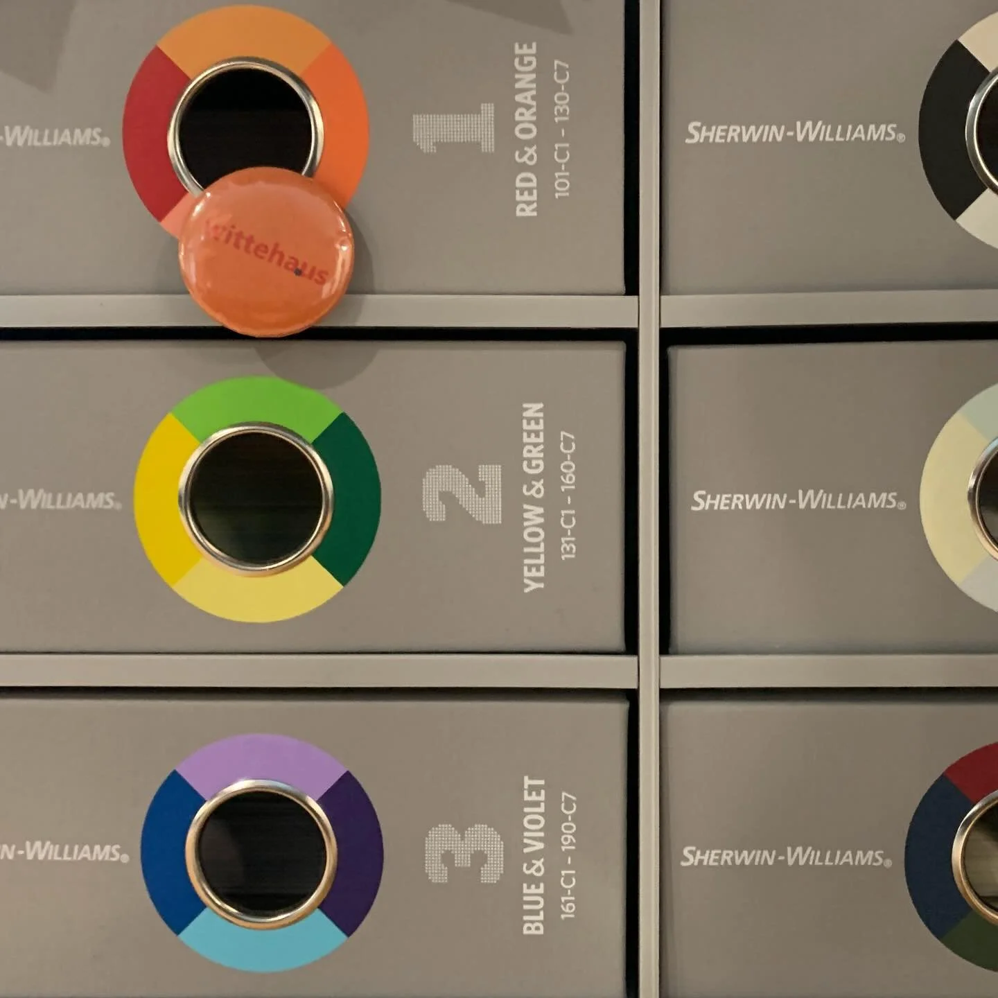 Color is not a theory to us. We use it! Who knows - maybe we can find yours, too. 😘
..
slideshow: #color #homedesign #modernhome