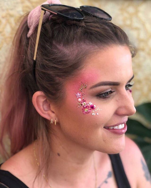 Falls Festival blush beauty Queen 🌸👑💗 I absolutely loved painting faces in the #FRIDAPARLOUR playing with @theglittertribe  bio glitter + @colourpopcosmetics super bright eyeshadows and the many many pretty petals @louchi.lou.facepainting spent ho