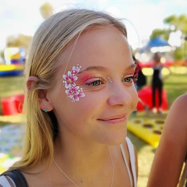 Cute festival makeup and face painting for all the girls and their friends at @beatsunderthebridge we had so much fun! ✨🌞 Thanks for having me guys! 😋
