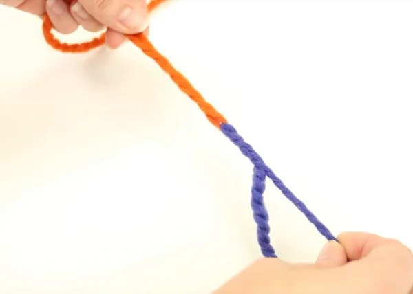 Twisting two yarn ends for a Russian join