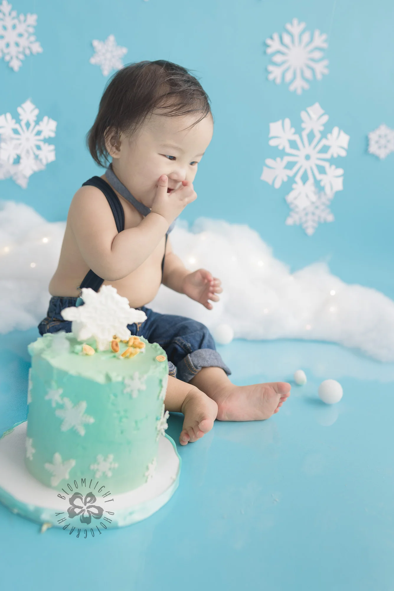 Toronto-North-York-baby-birthday-cake-smash-winter-snowflake-theme-photography (3).jpg