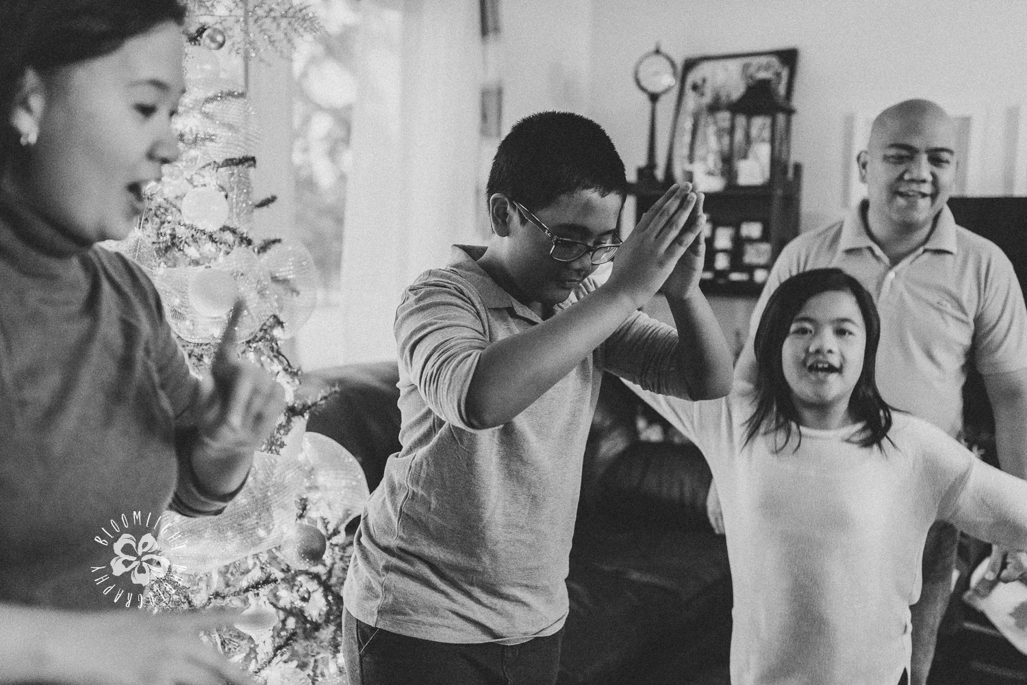 Let's Put the Christmas Tree up! Family Documentary Photo Session in