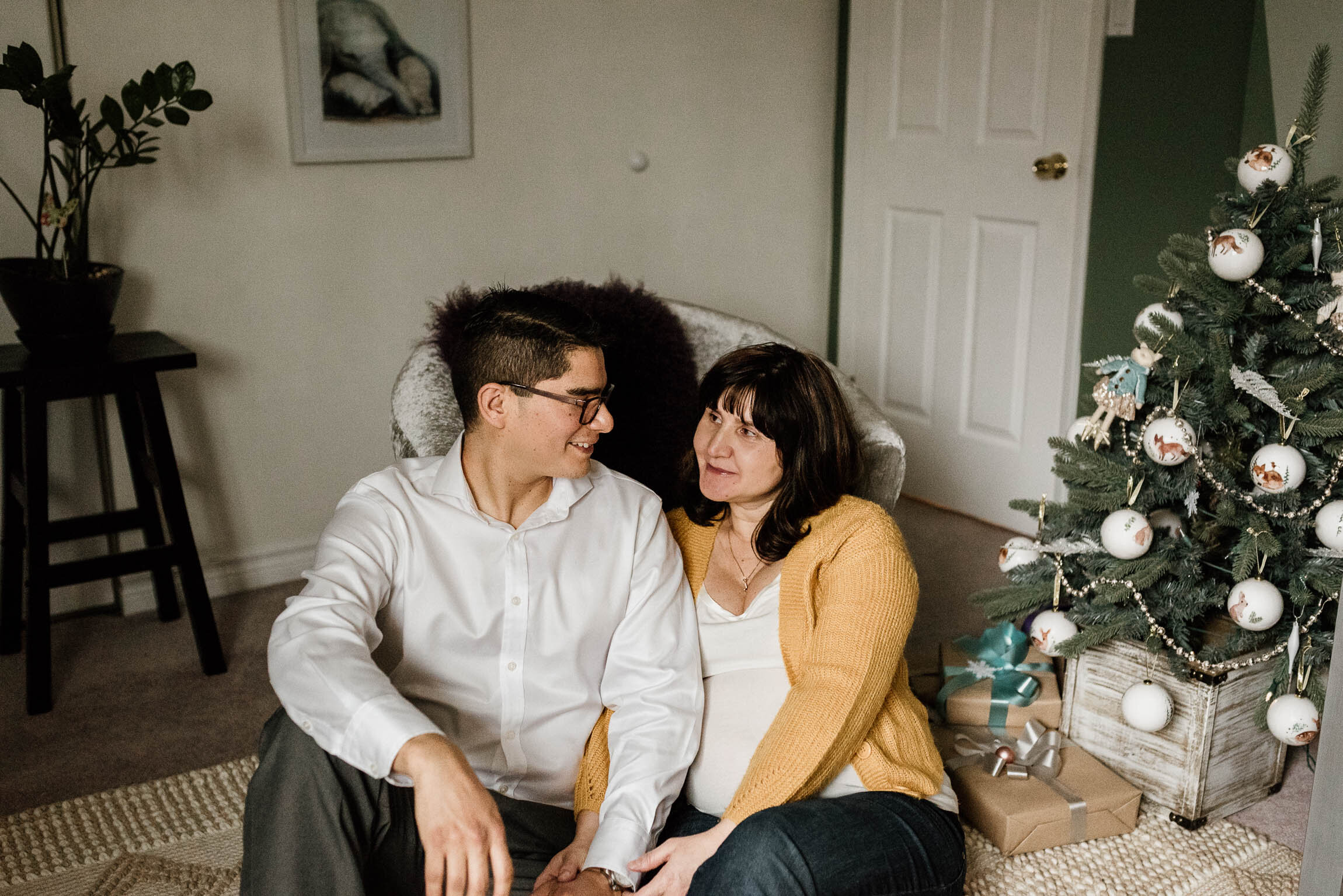 photo of couple expecting their first baby during Christmas time 