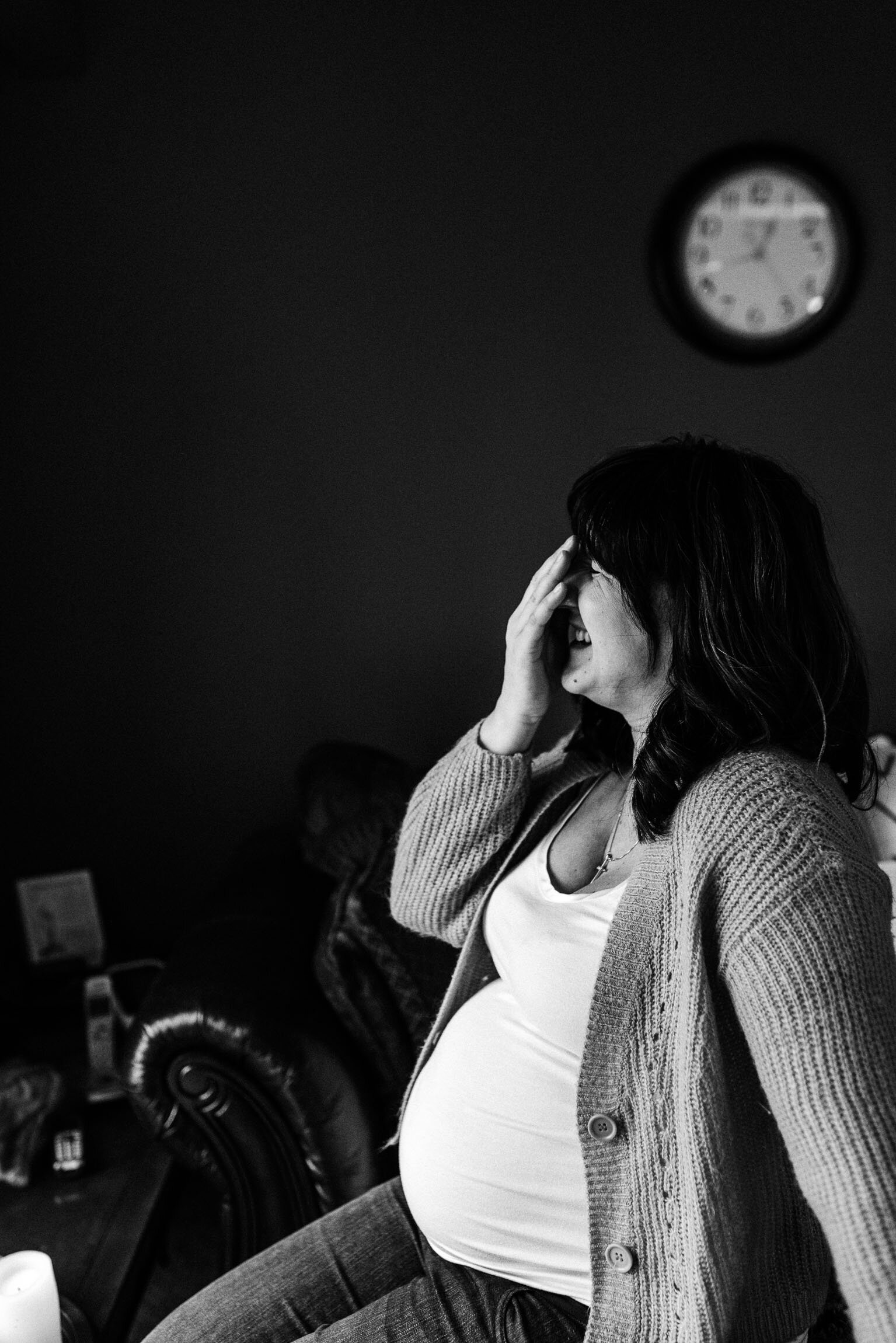 pregnant-mama-Whitby-lifestyle-photographerin-home (2).JPG