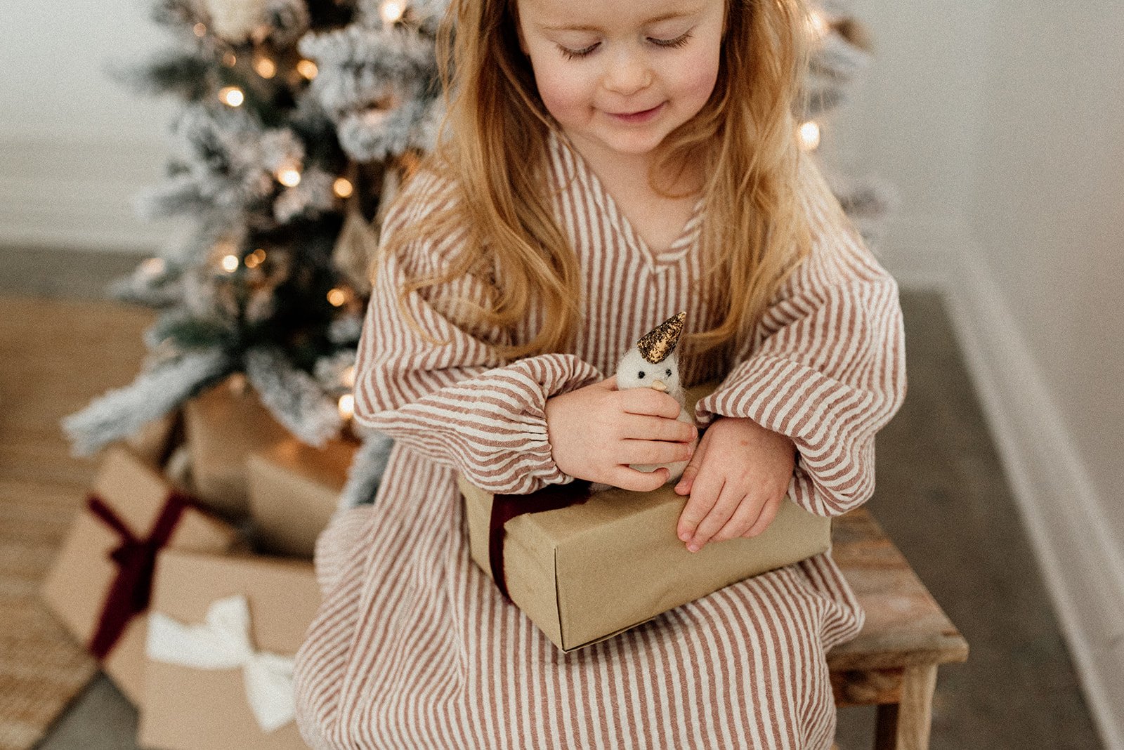 snowman-play-toddler-girl-christmas-tree-photography-Toronto.jpg