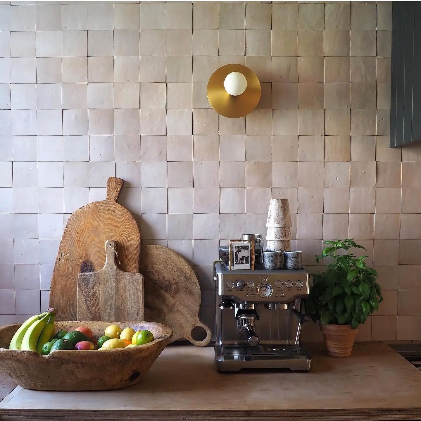 💡 ARC WALL LIGHT💡

One of my fave kitchens and fave accounts to follow, Olive, aka @thisnorthcotehome has put such care, attention and style into her home, it's a delight to look at. Large pieces, set against textured walls and furnishings ❤️ delig