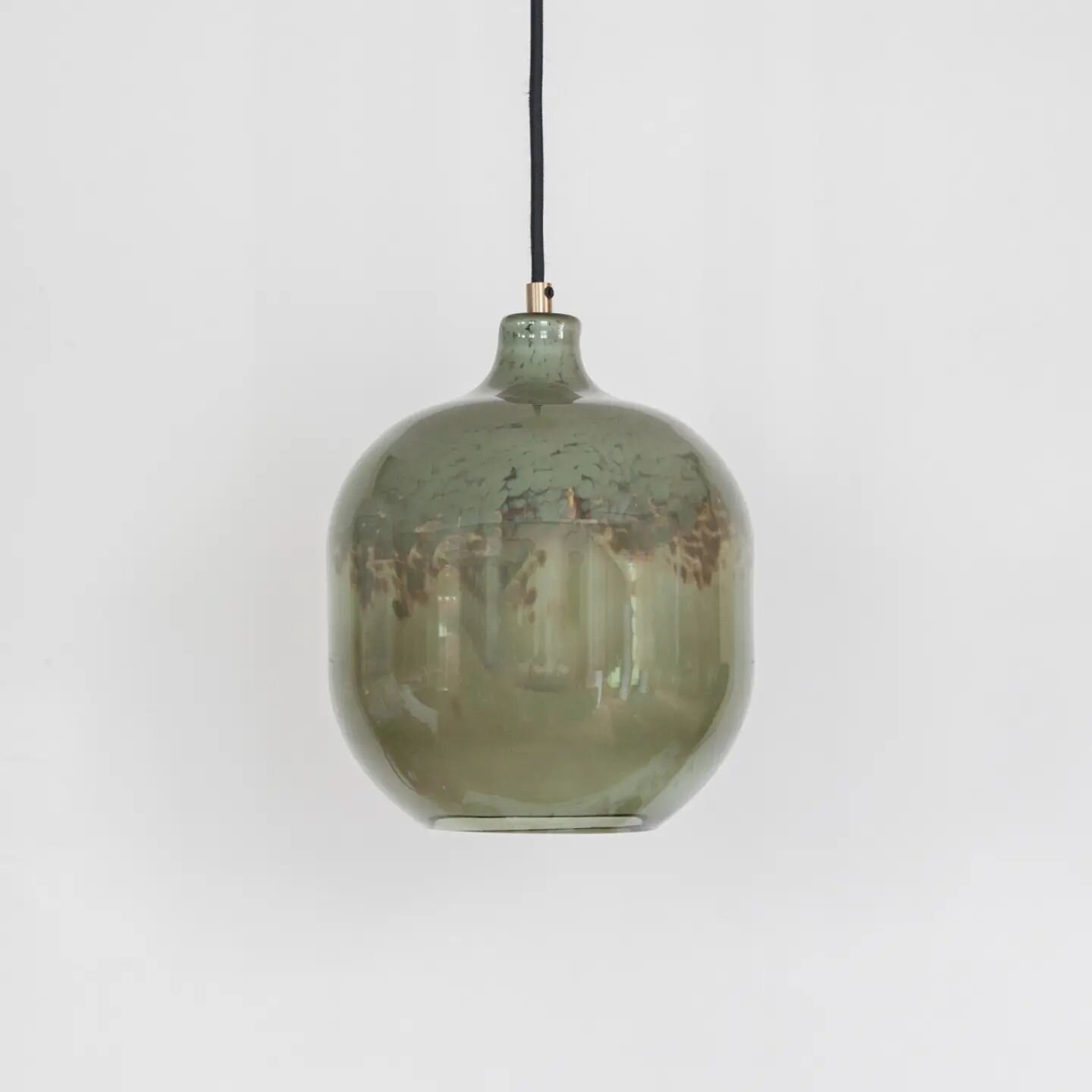 💡SORCHA PENDANT💡

One of our new glass pendants and I thinks she's my favourite. The smoke green glass has such rich detail and swipe to see natural light passing through 🌞. These shades are hand made by master glass blowers which is evident in th