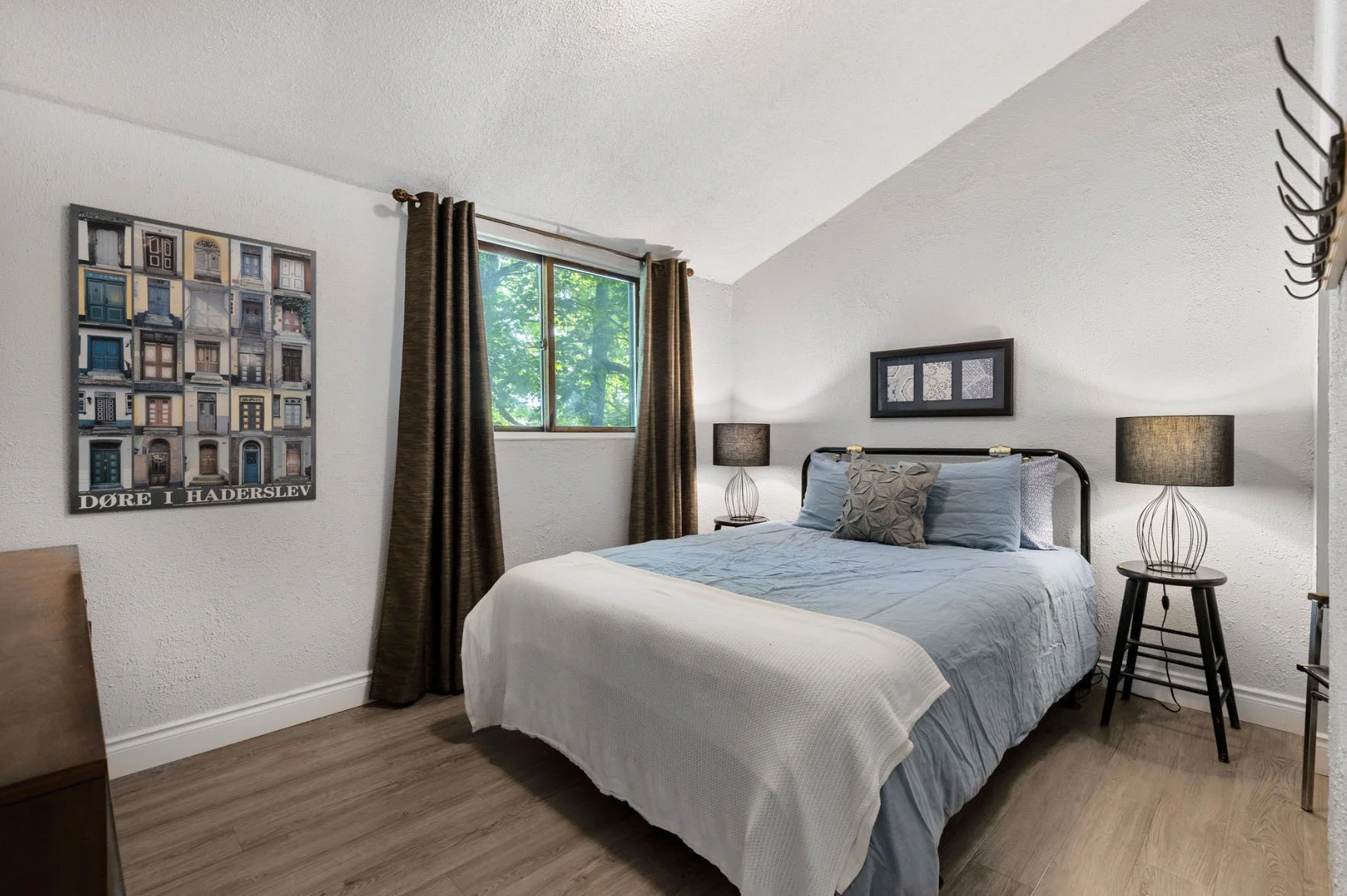 BEDROOM No.1 - QUEEN BED