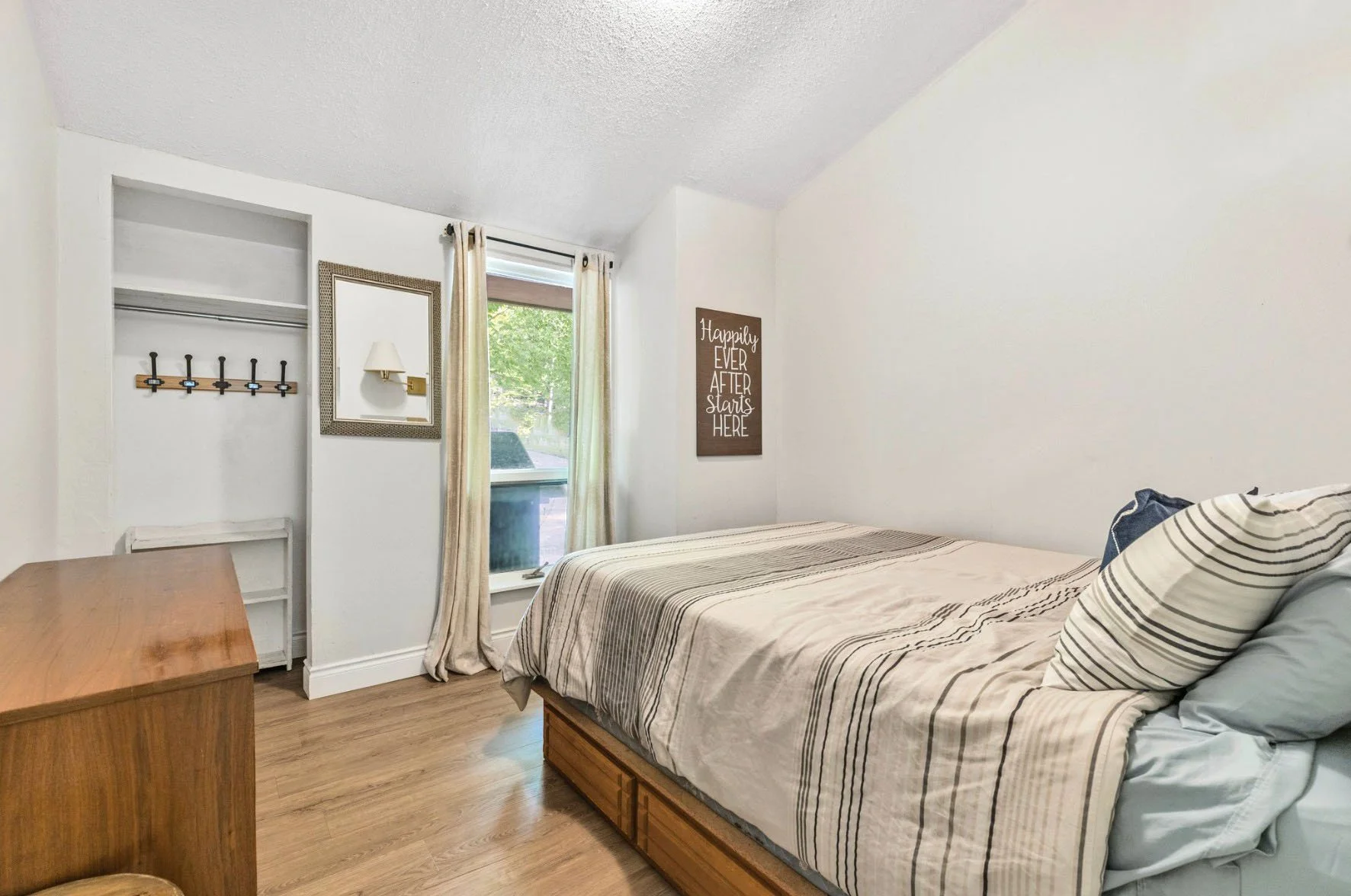 BEDROOM No.2 - QUEEN BED