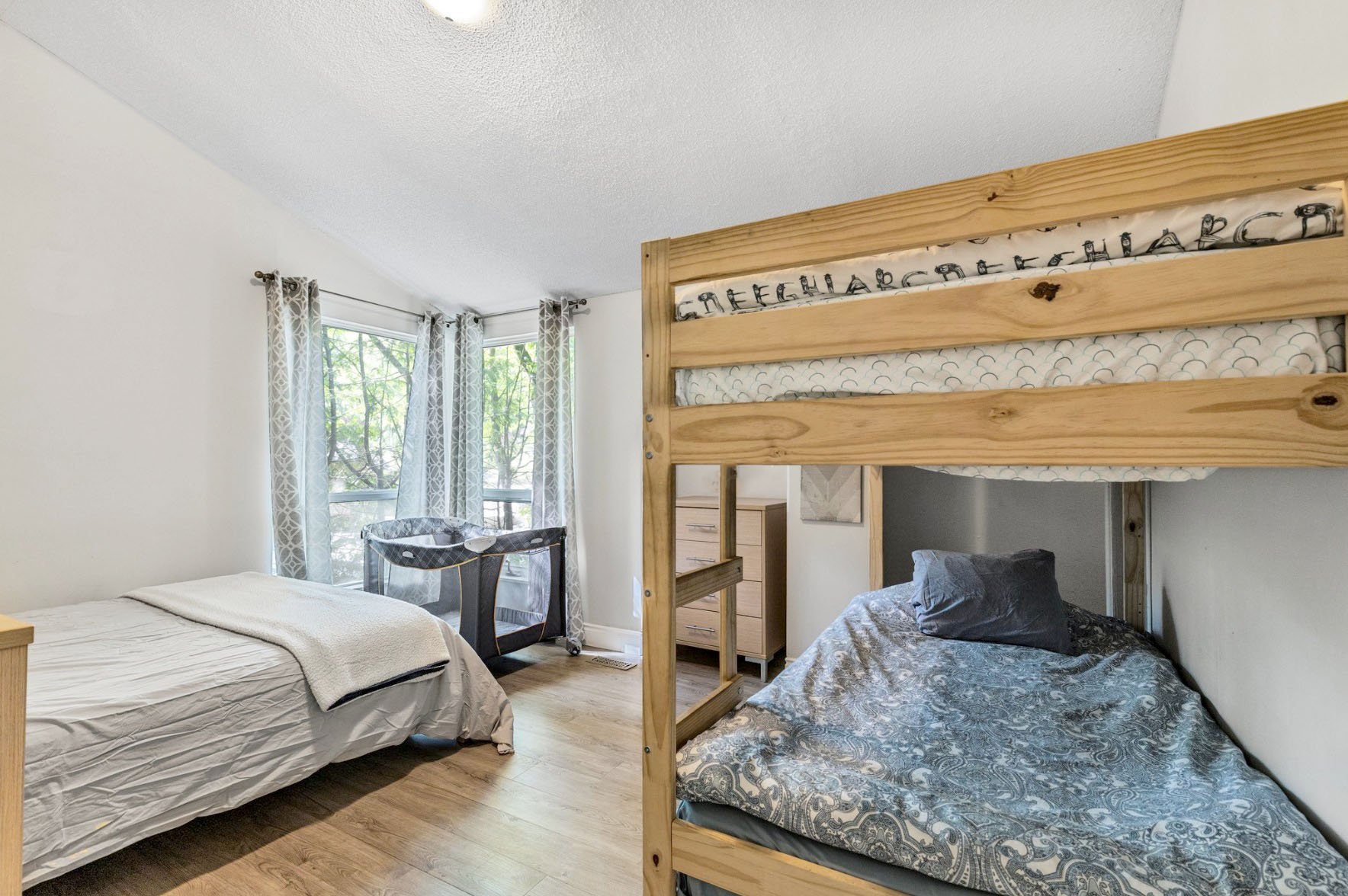 BEDROOM No.3 - QUEEN BED + TWIN BUNKS