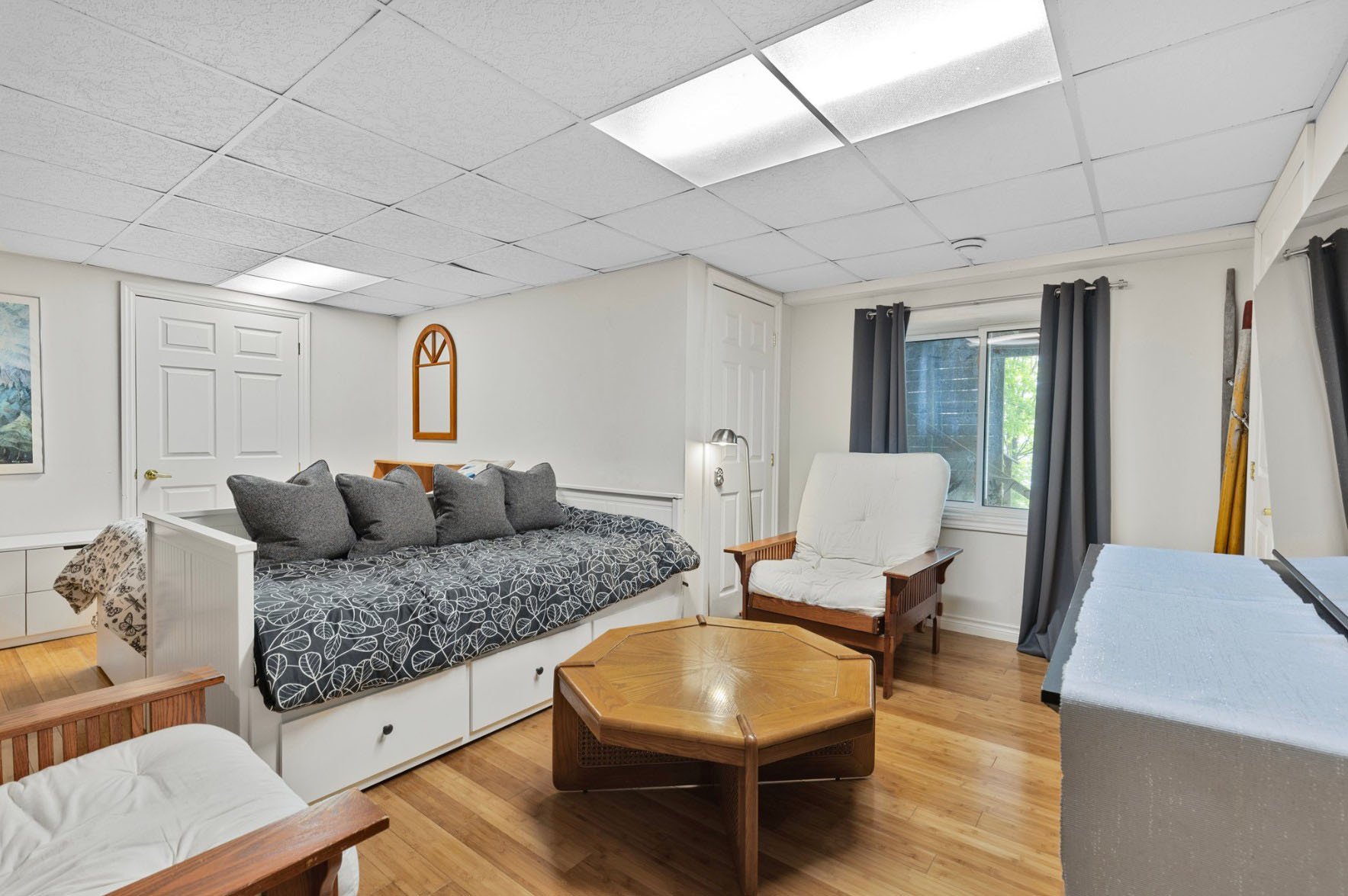 BASEMENT LOUNGE & SLEEPING