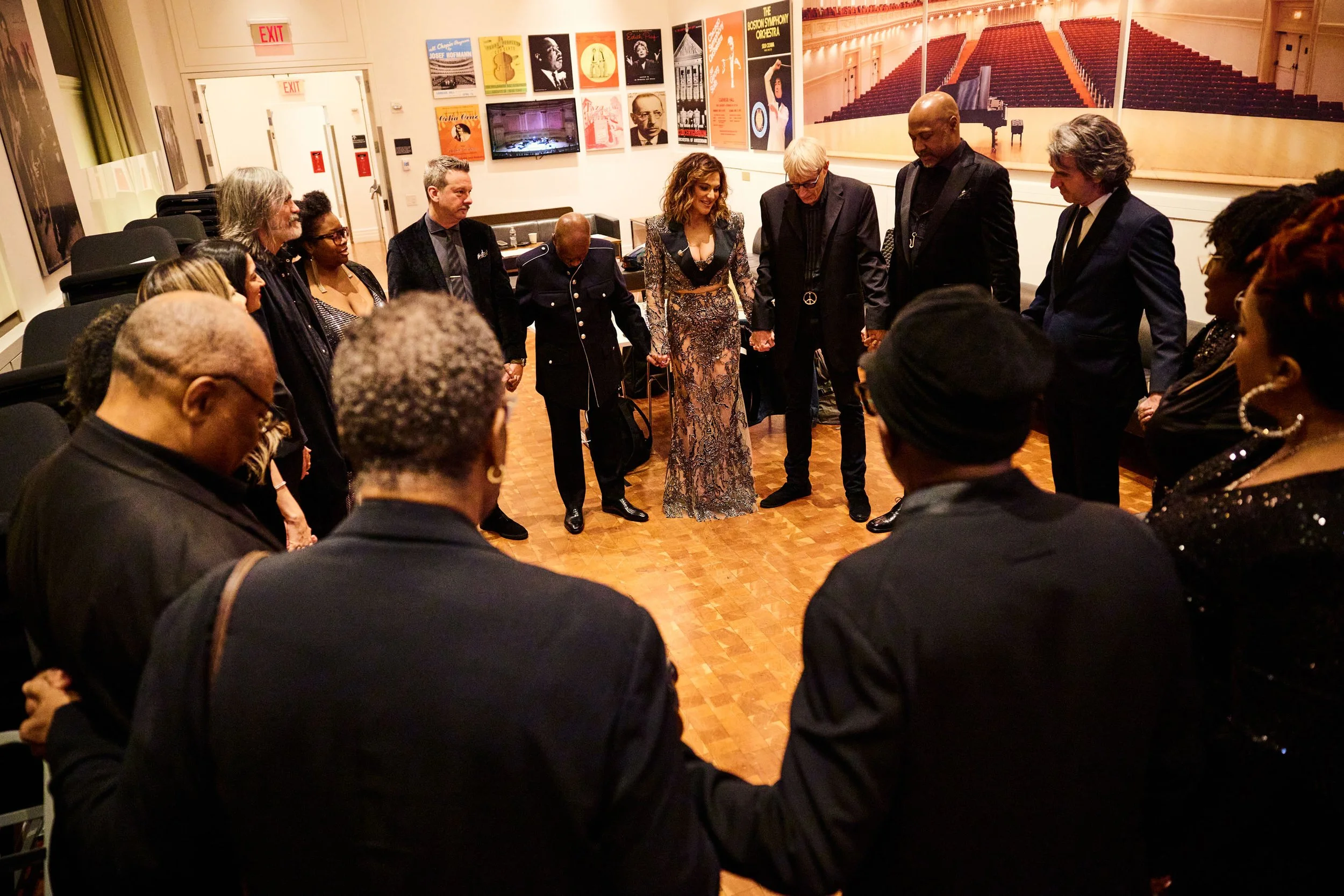  Before the concert, Shoshana gathers all the performers to say thanks, and to wish everyone a good show. 