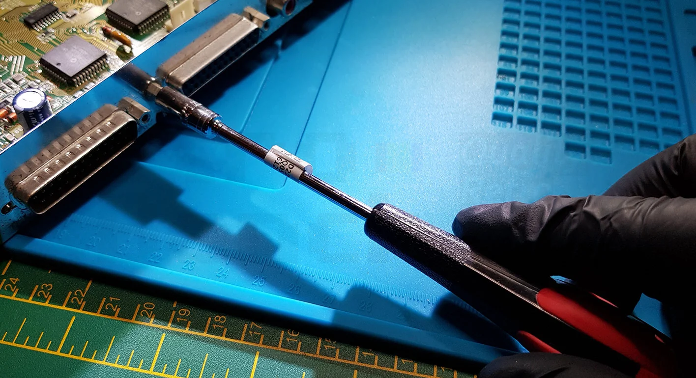 amiga_hex_screwdriver_use.jpg