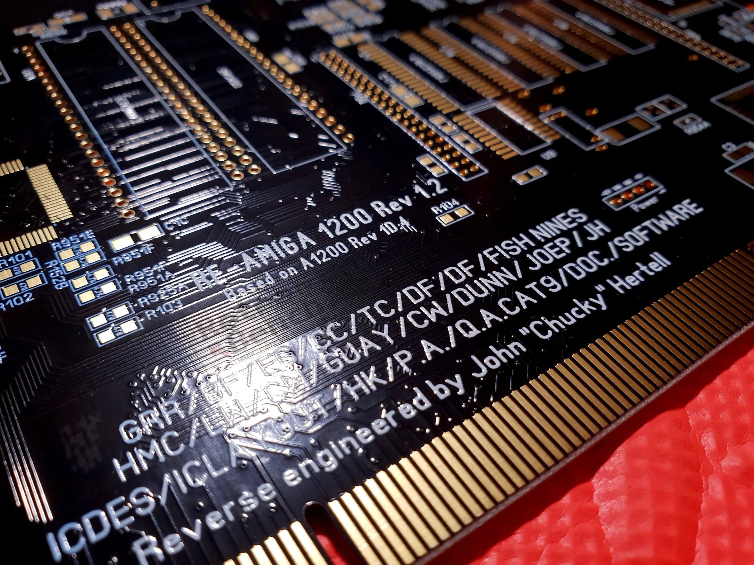 Black_ReA1200_GoldF_close_1_2.jpg