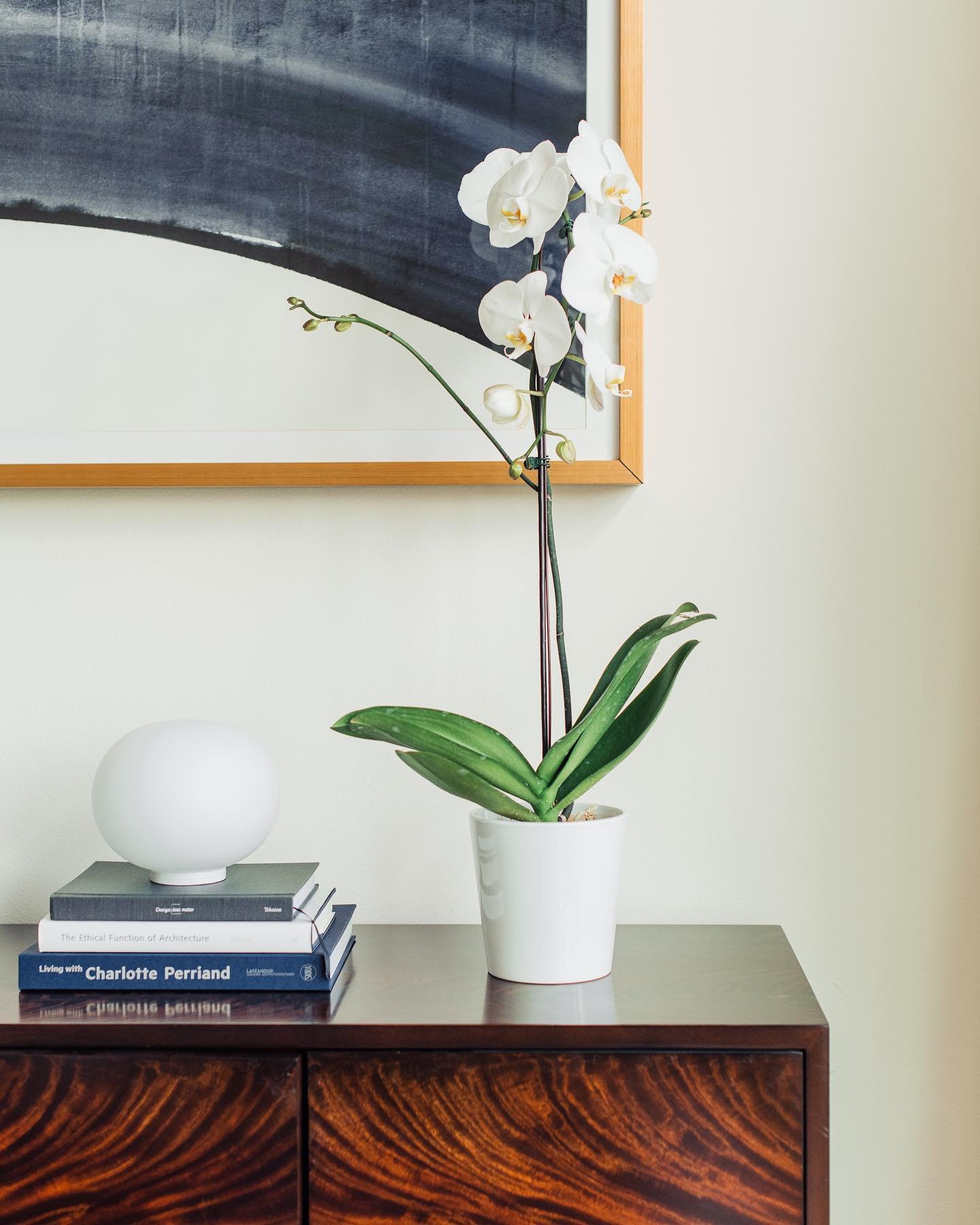Revisiting some more lovely springtime vibes courtesy of these artful shots from the incredibly talented @aliza.baran.photos 

Design and styling by @the_aesthetic_eclectic 

#vignette #details #interiorstyling #interiordesigner #crueltyfree #cruelty