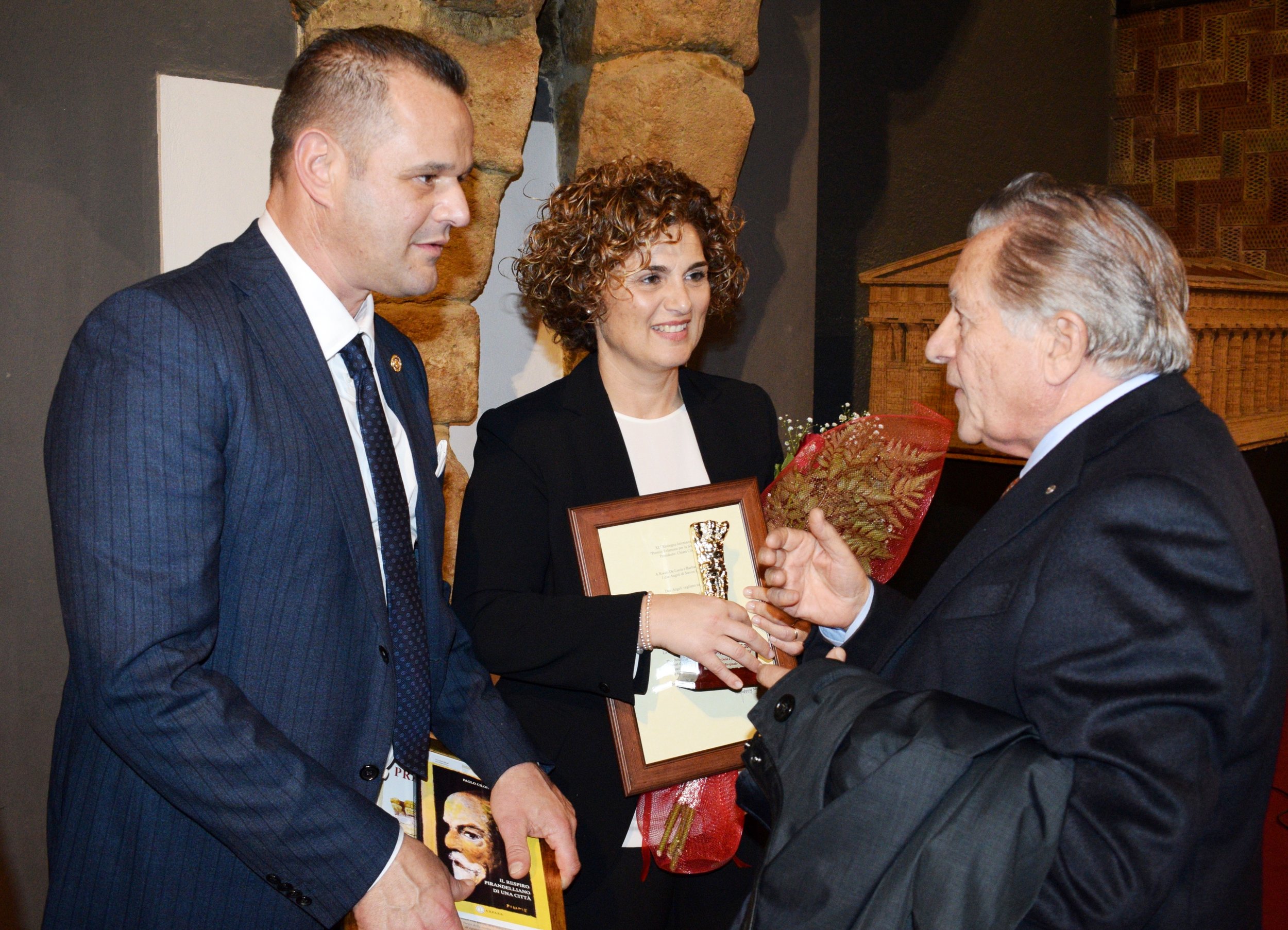  Rocco De Lucia e Barbara Burioli con il Dott. Giuseppe Messina, Presidente di Joeplast Srl, insignito del Premio Telamone nel 2006. 