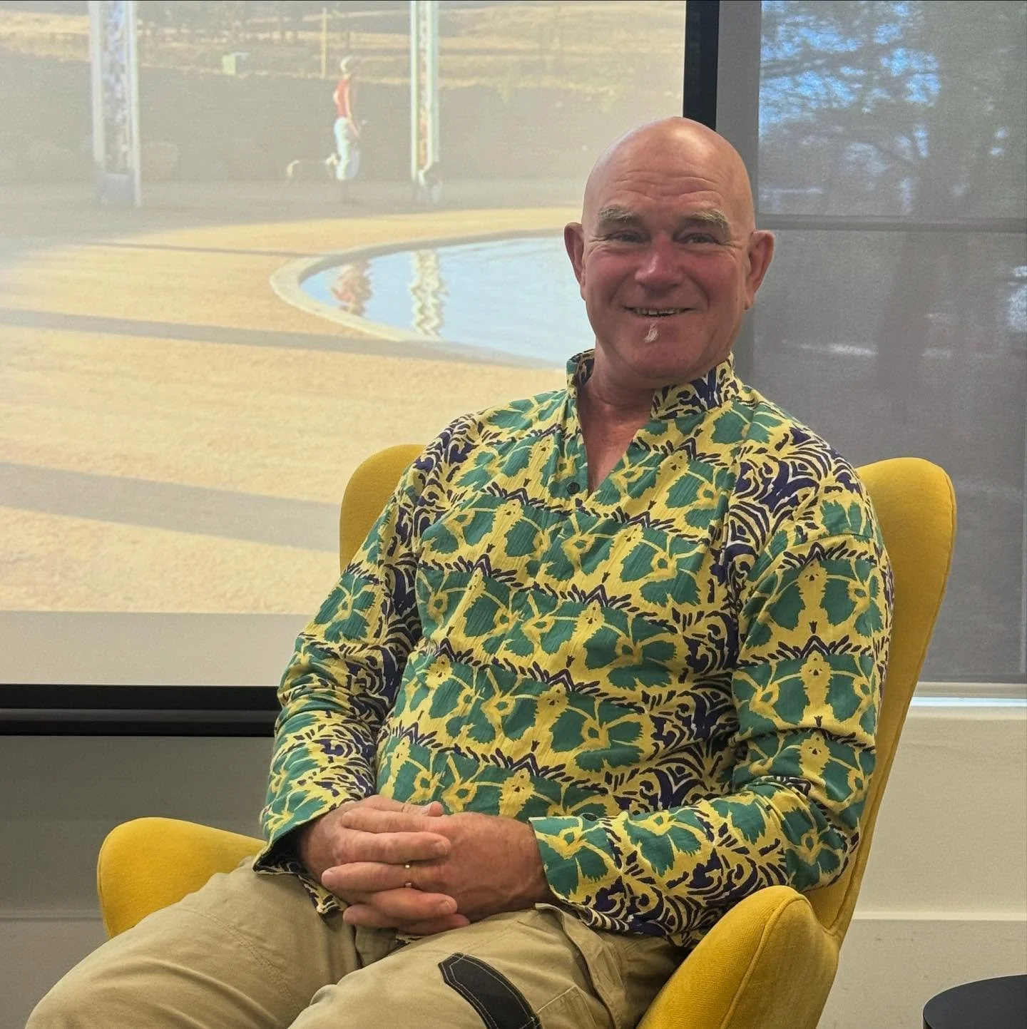 Sculptor @tonydsteel in conversation with @martyn_jolly @lcurham discussing community archives in the arts @naagovau chatting about the Bushfire Memorial and Kambah 50.