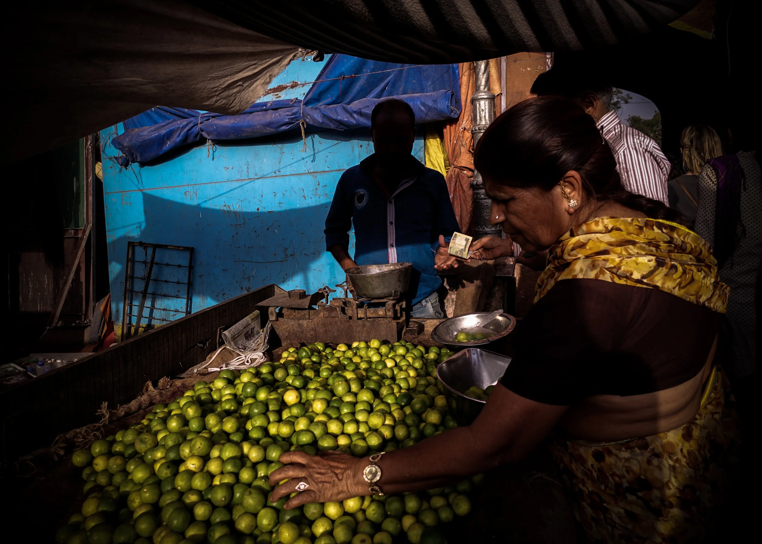 Woman picking lime at the Jaipur market 2017.