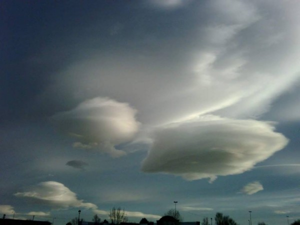  Sarah Fischer shared her photo with us in March, 2016. She said, “I came out of my apartment building, and these were right above my head.”   souce:https://earthsky.org/earth/best-photos-beautiful-lenticular-clouds-around-the-world 
