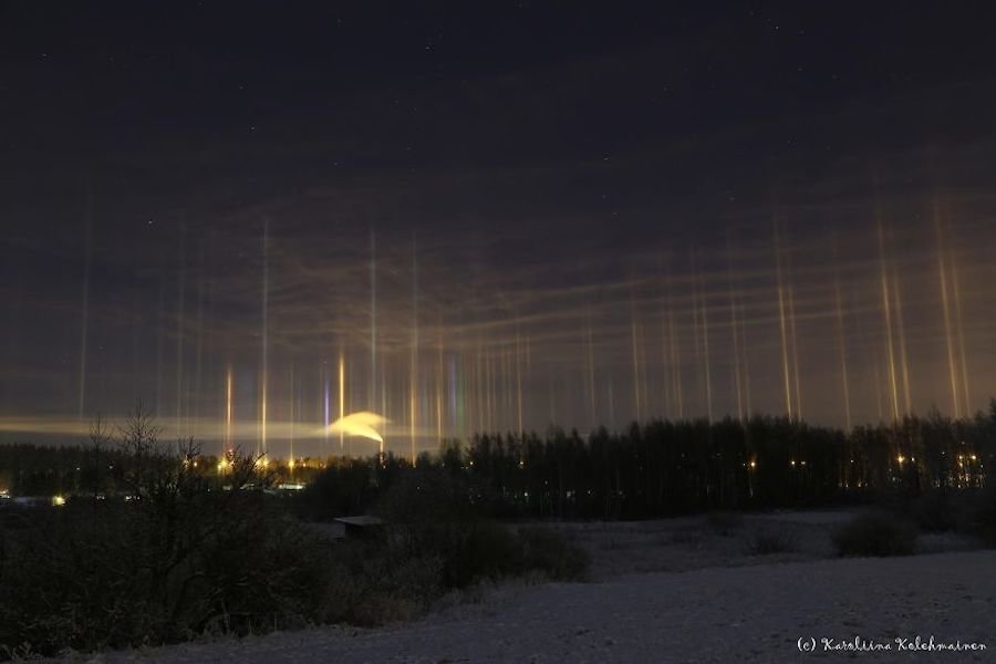  source:https://sharenator.com/14-mind-blowing-photos-of-light-pillars/ 