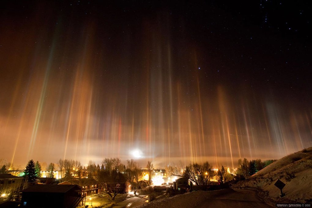  source:https://sharenator.com/14-mind-blowing-photos-of-light-pillars/ 