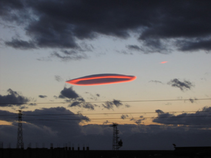  Source:http://strangesounds.org/2013/05/lenticular-clouds-the-spectacular-clouds-that-look-like-ufos.html 