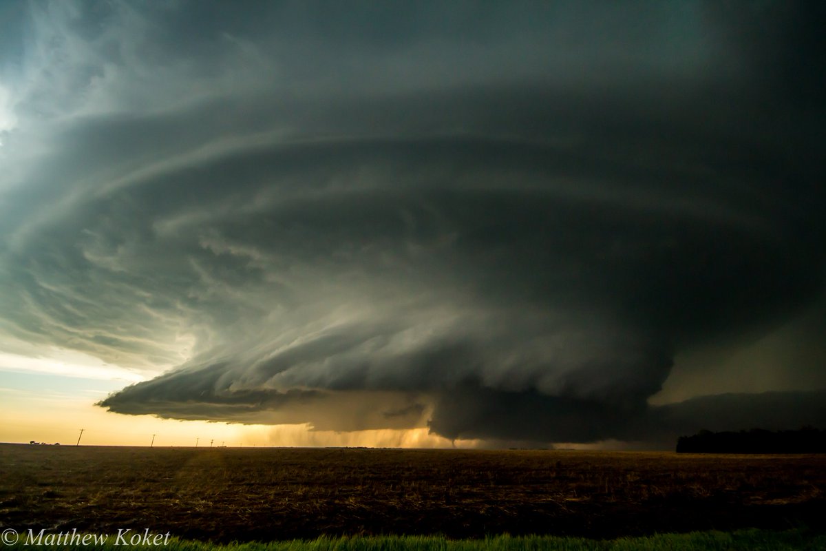  The Leoti, KS monster supercell with a skinny tornado underneath    source:  https://pbs.twimg.com/media/CjE_R-iUgAENNA3.jpg 
