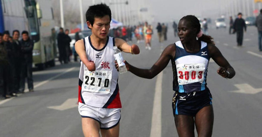 来自肯亚的雅克利娜为了帮助一名台湾的残疾选手完成马拉松比赛，放弃了第一名的名次。