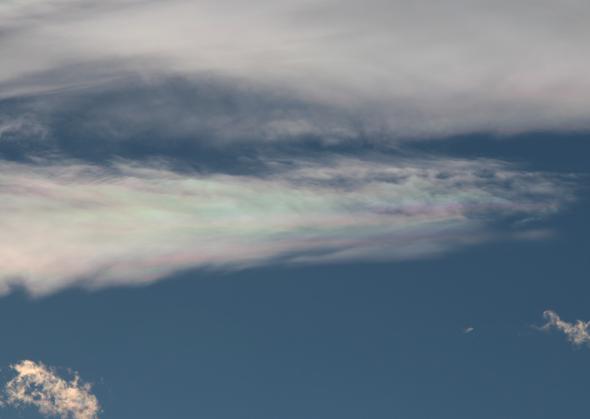  原网址：https://slate.com/technology/2014/01/iridescent-clouds-stripes-of-colored-clouds-over-boulder-colo.html   
