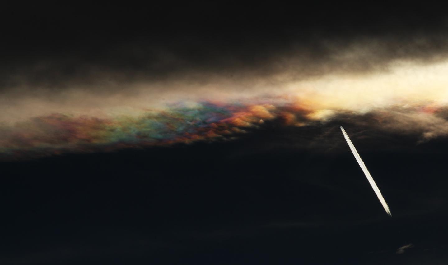  原网址：https://slate.com/technology/2014/10/iridescent-clouds-eclipse-photo-led-something-even-better.html   