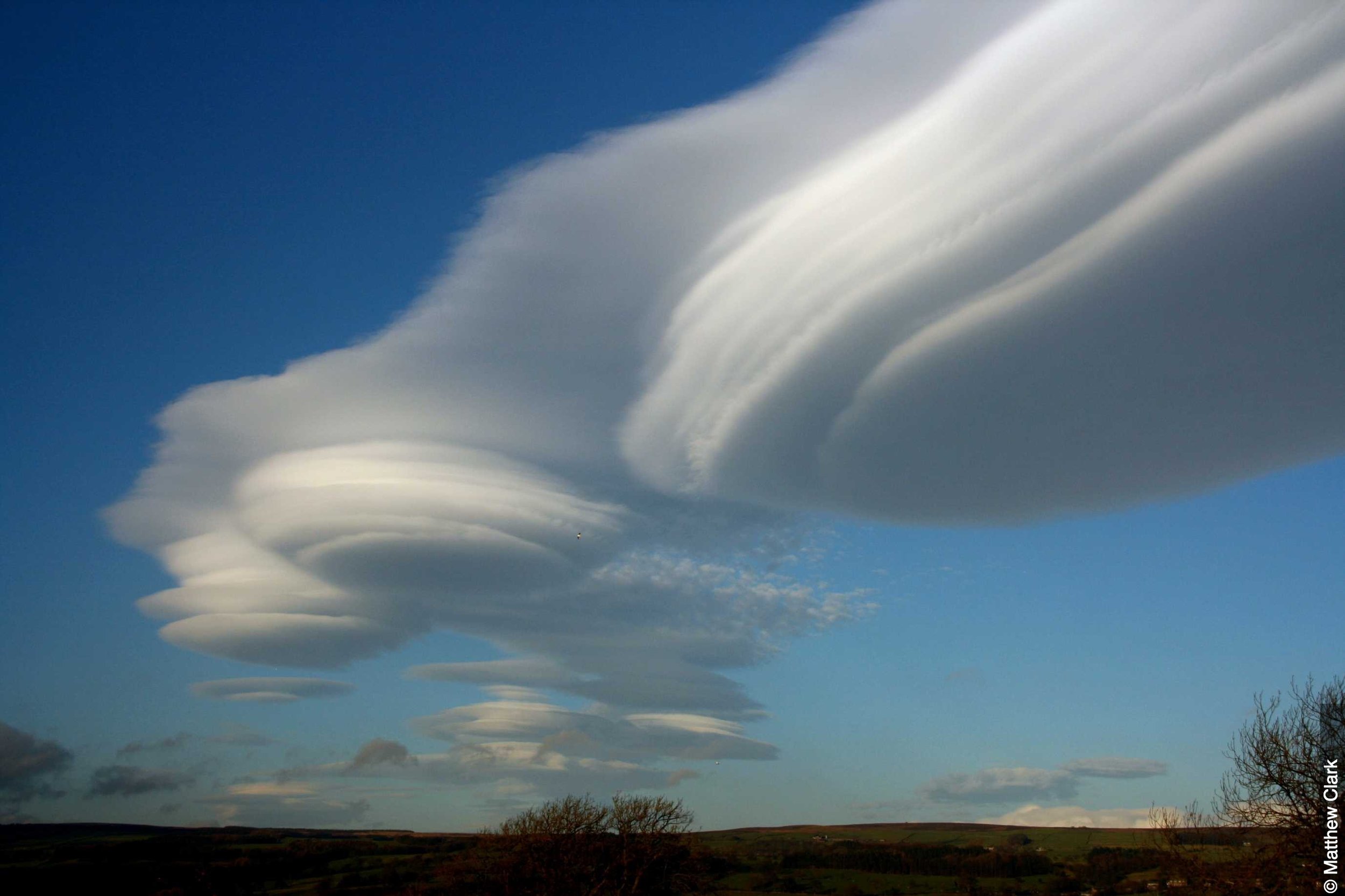   摄影师：Sanskrity Sinha   11月2015年   05:26  原网址:https://www.ibtimes.co.uk/ufo-sighting-clouds-looking-like-alien-spaceships-spotted-over-cape-town-1528116 
