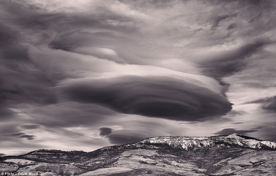  原网址：https://www.dailymail.co.uk/travel/travel_news/article-4246208/Incredible-images-UFO-shaped-clouds.html   