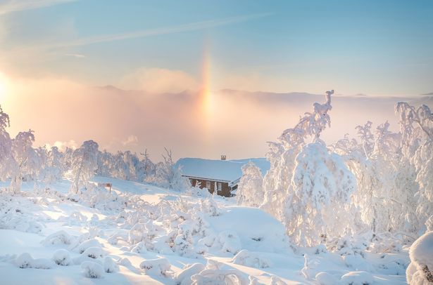 天寒地冻里罕见的彩虹光柱
