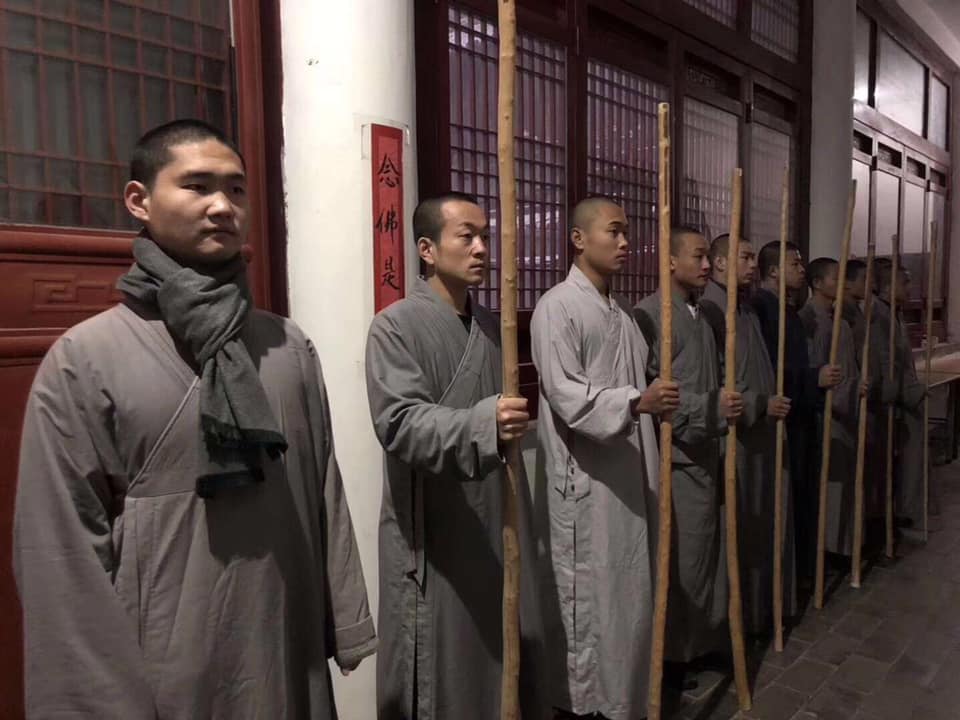  少林寺武僧团其中一个任务便是做为护法， 这是在少林寺静坐禅七的法会上。  source:  20/2/2019 International Shaolin Disciples Society  