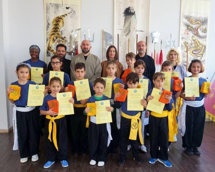  在希腊，释延尼师傅和 释延觉师傅和参与年终考试的学生们合照。  原网址:  5/2/2019  International Shaolin Diciples Society 