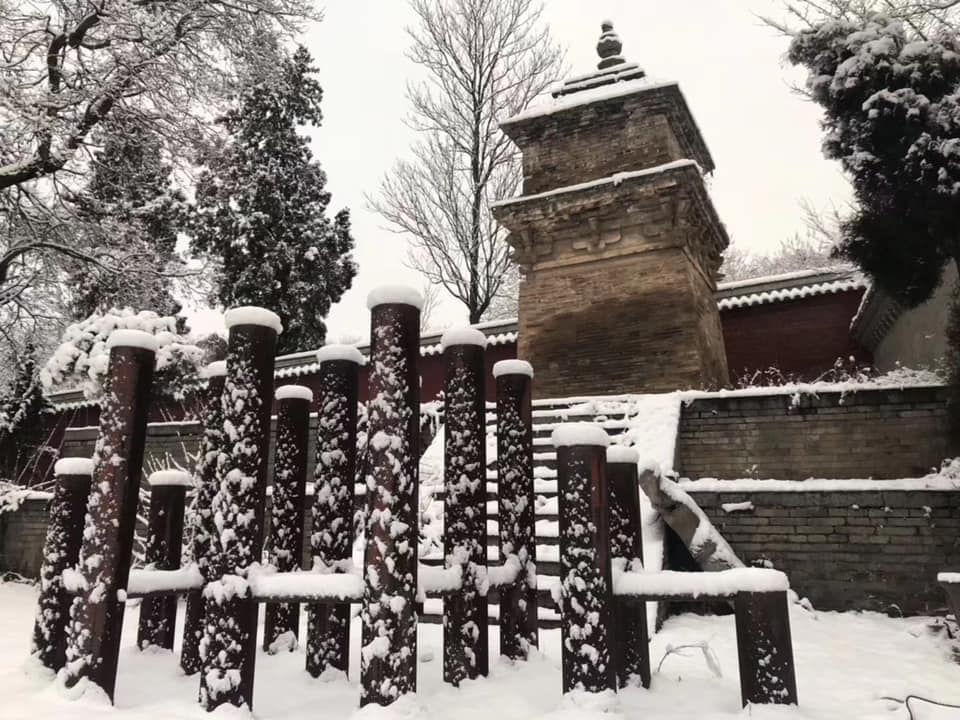   少林寺覆盖在皑皑白雪中。   source: 1/2/2019  International Shaolin Disciples Society  