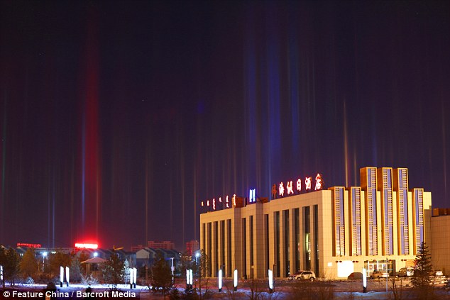  原网址：https://www.dailymail.co.uk/news/peoplesdaily/article-3379956/Beam-Incredible-optical-illusion-shows-dozens-coloured-light-pillars-appearing-Chinese-city.html   