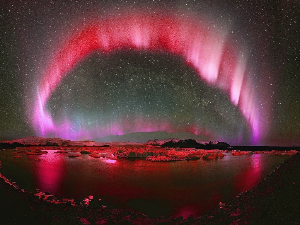  原网址：http://mostnature.com/sky-aurora-night-lake-red-northern-light-borealis-desktop-mac/   