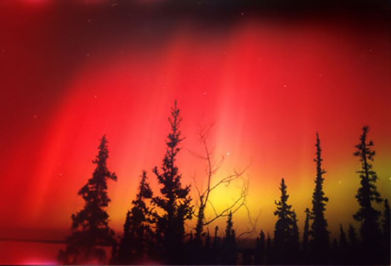  这些罕见且漂亮的红极光只有在每11年才会有机率出现，那是地磁爆的最高的时期。  原网址:https://www.trekearth.com/gallery/North_America/Canada/Northern/Northwest_Territories/Yellowknife/photo872712.htm 