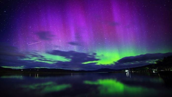  在塔斯马尼亚州纳尔逊山拍摄紫中带绿的极光。  Arwen Dyer提供  原网址:https://www.abc.net.au/news/science/2016-11-08/how-can-you-spot-an-aurora-in-australia/8001204#lightbox-share-8001440 