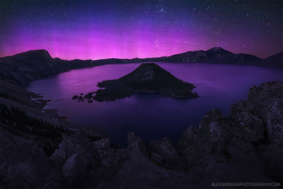  俄勒冈 ,火山口湖附近  摄影：Alex Noriega   原网址:http://onebigphoto.com/purple-aurora-borealis-over-crater-lake-oregon/ 