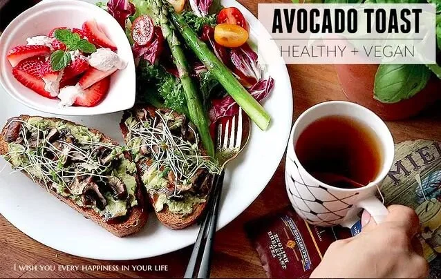 純素牛油果蘑菇麵包早餐