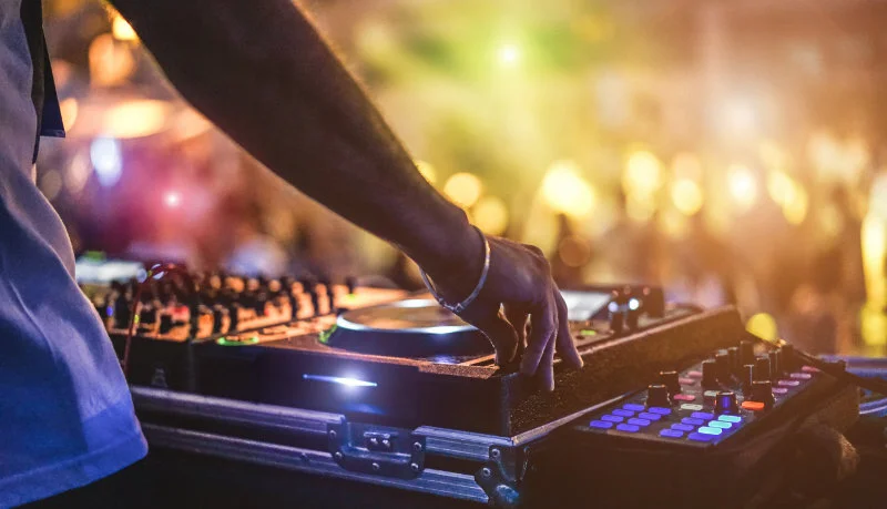 5 raisons de faire appel à un DJ pour vos soirées !