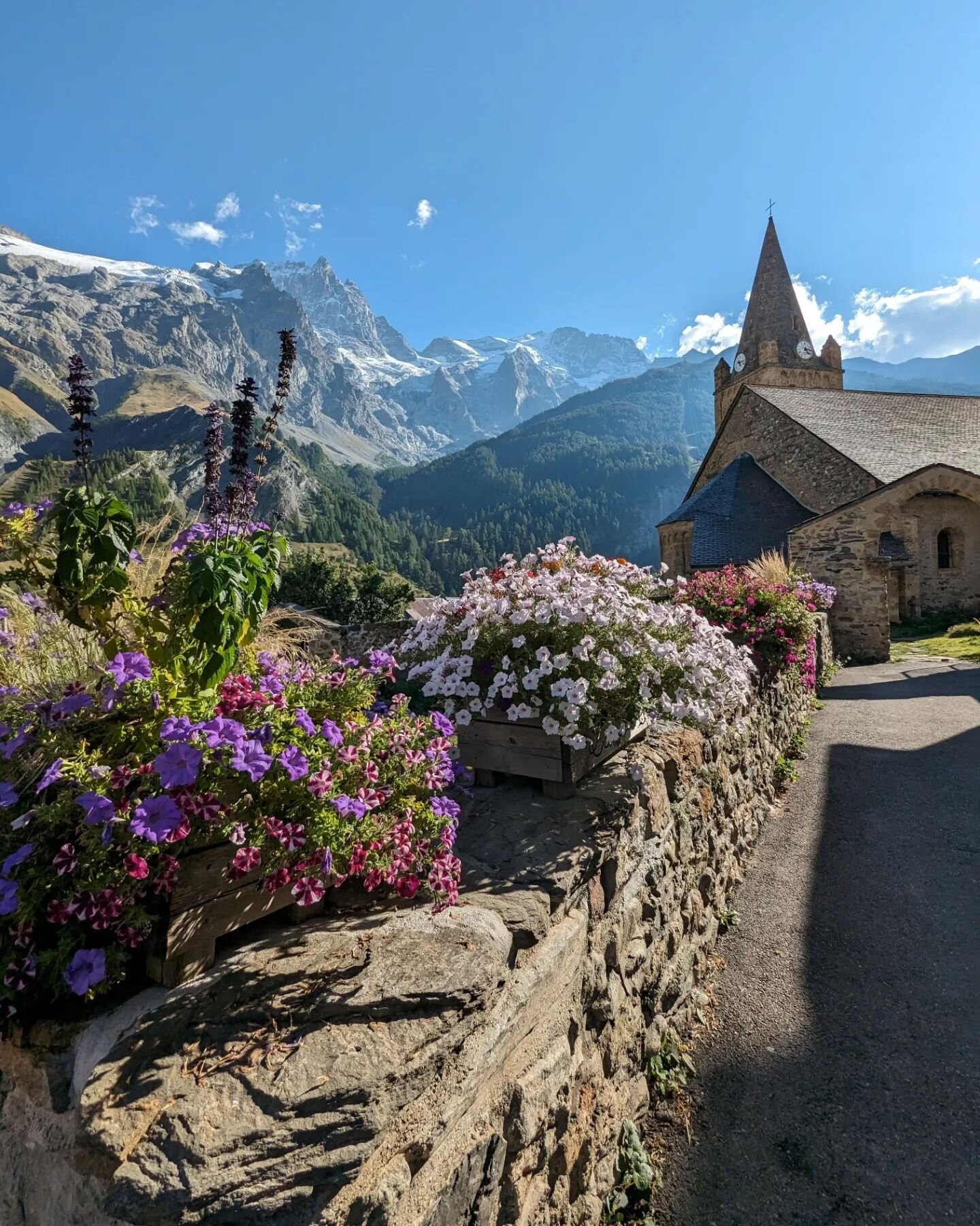 La Grave 💜
A tiny village nestled beneath the mighty Glacier de la Meije, and one of our favourite places in the Alps.
Surrounded by some incredible riding, and home to the @aubergeedelweiss, the perfect place to base the start and finish of our Hau